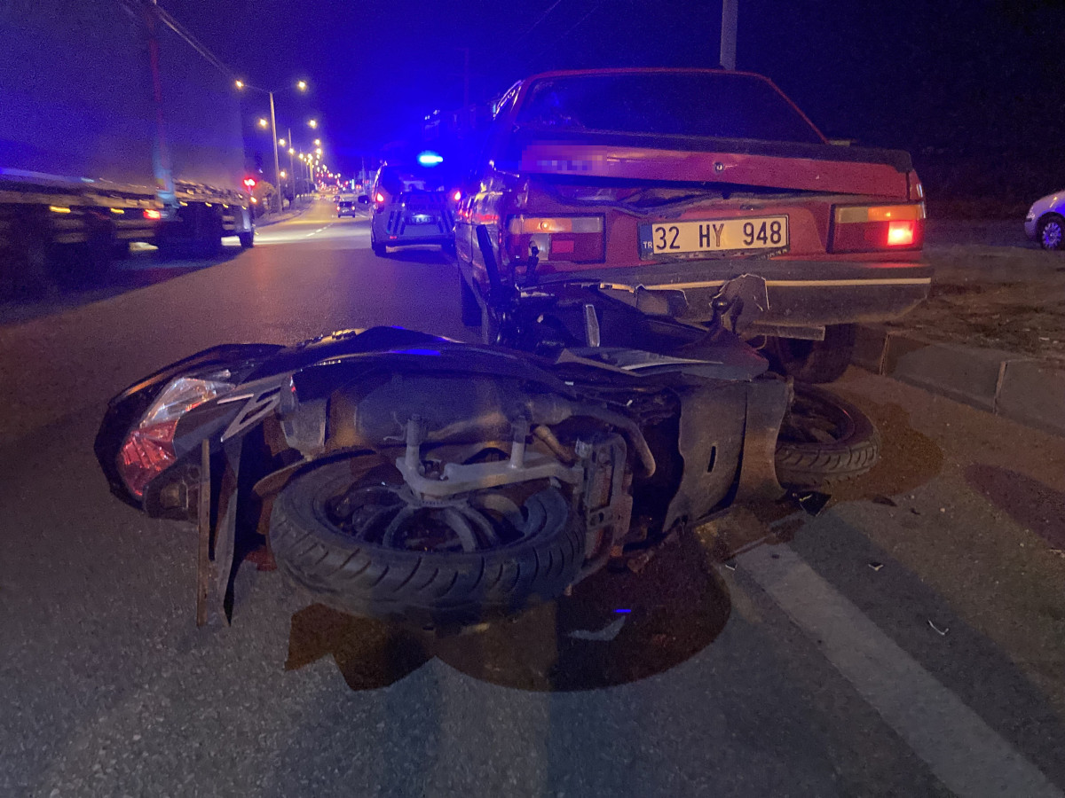 Yol kenarında duran otomobile motosiklet çarptı: 2 yaralı